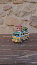 Carica e avvia il video nel visualizzatore di galleria, Minivan Retrò Piccolo 10 cm - Miniature Decorate - cod 9
